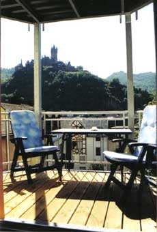Balkon mit Blick auf die Burg Cochem und die Altstadt